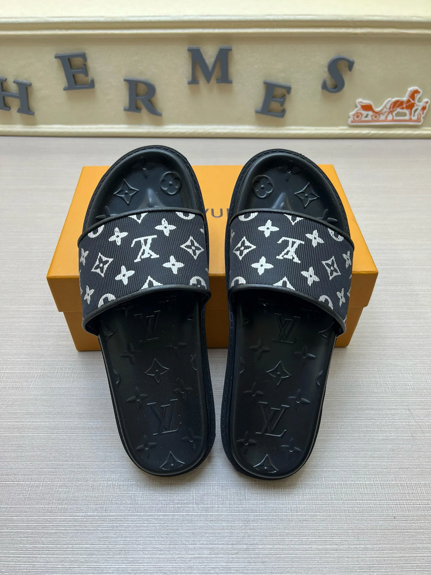 P270🏆Louis Vuitton 🏆[Louis Vuitton] Spring/Summer 2025 [Men's Flip Flops] 🎯🎯As an active family in the fashion industry ⭐ Lv is characterized by bold innovation ⚡Create this casual business style for Chinese fashionable men ✨The fabric is made of imported high-grade cowhide 🔥 Clean and neat ⚡Fashionable and elegant🌹Breathable, sweat-absorbent and deodorant👈So luxurious, high-end and domineering. 👍Must be sold if you repost the picture. Number of yards: 38--46. Color: 🎉 For large quantities. Welcome to repost.